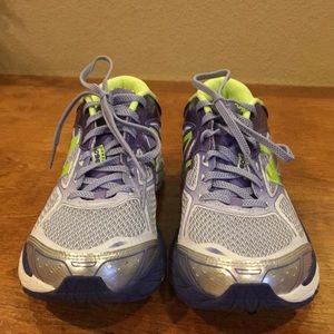 New balance tennis shoes